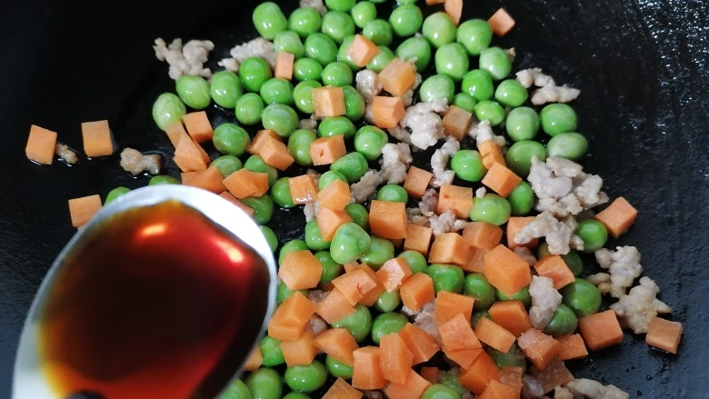 肉末炒豌豆,加入一勺生抽提鲜