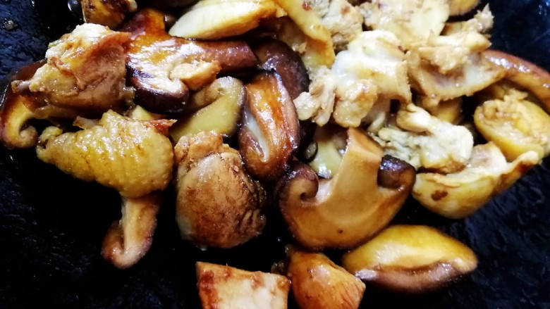 香菇焖鸡,文火炒匀，炒上色。