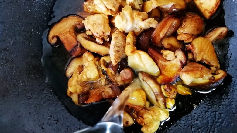 香菇焖鸡,加入过鸡块的开水。