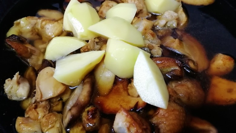 香菇焖鸡,放入土豆块。