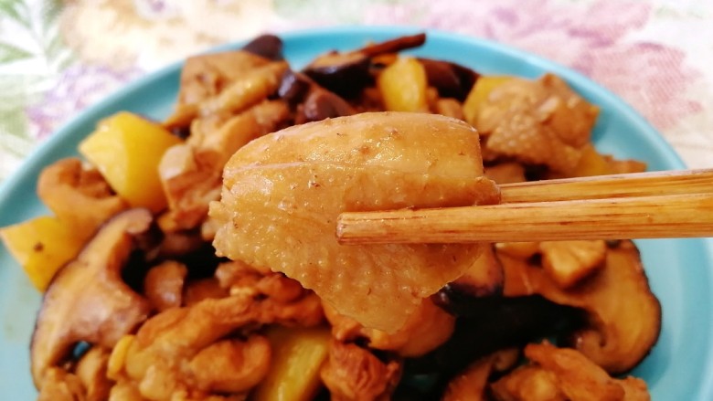 香菇焖鸡,鸡块滑嫩，香菇鲜香，超级下饭。