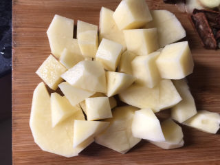 香菇焖鸡,土豆削皮洗干净切块备用