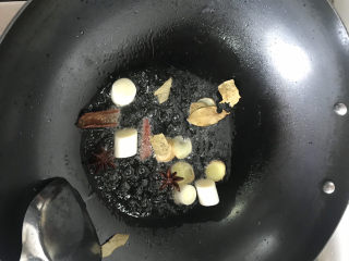 香菇焖鸡,起锅热油，下入葱姜香料炒香