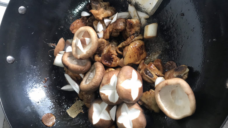 香菇焖鸡,加入香菇翻炒
