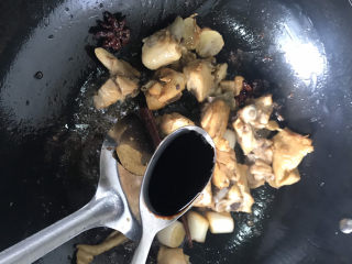 香菇焖鸡,加入一勺老抽翻炒均匀