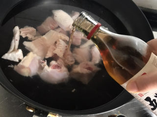 香菇焖鸡,冷水下锅加水适量料酒煮出血沫