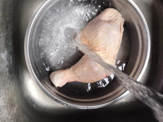 香菇焖鸡,买回来的鸡腿摘干净绒毛，洗干净