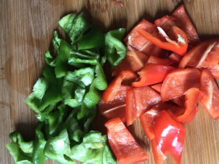 香菇焖鸡,切点青椒和红椒
