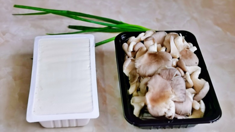 平菇豆腐汤,准备食材。