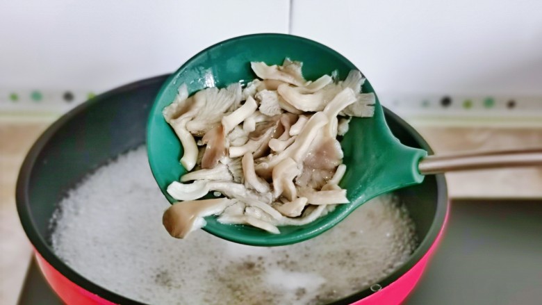 平菇豆腐汤,捞出过冷水。