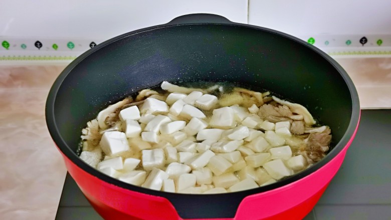 平菇豆腐汤,加入纯净水，再加入豆腐块。