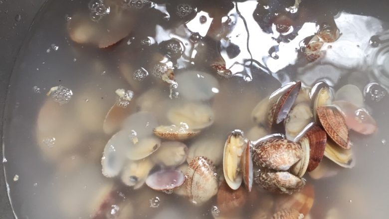 蛤蜊蒸蛋,倒入冷水中浸泡