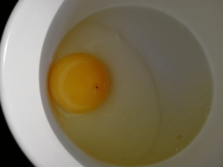 烤馒头片,碗里打入一个鸡蛋。