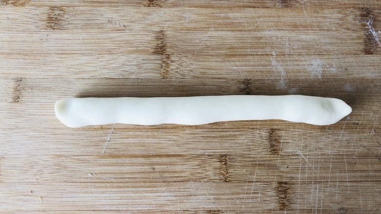 香肠馒头卷,先取其中一个面团揉匀揉光滑后再搓成长条。