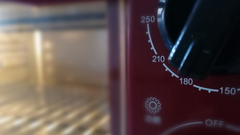 烤馒头片,烤箱预热180度10分钟。