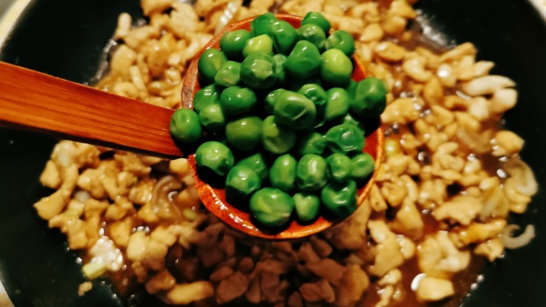 肉末炒豌豆,放入煮好的豌豆