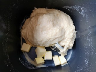 黄油面包卷,15分钟和面程序结束以后放入软化的黄油，继续选择面包机的“自动和面”15分钟。