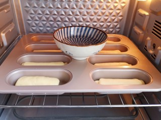 黄油面包卷,烤箱调至“发酵”功能，将面包放入烤箱内，放一碗热水，40度发酵40分钟。