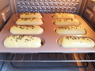 黄油面包卷,送入预热好的烤箱。