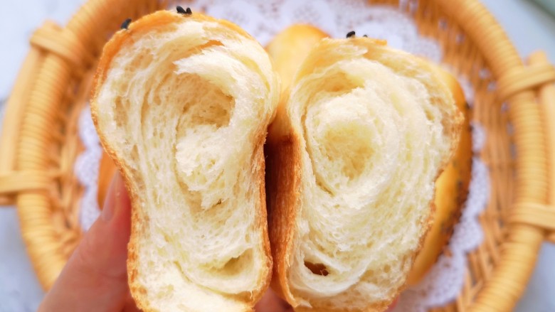 黄油面包卷,虽然是一次发酵，但是内部组织很柔软哦！