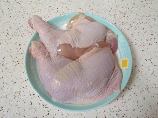 新奥尔良烤鸡腿,鸡全腿除去杂毛清洗干净，用凉水泡两个小时以上，中间换一次水。