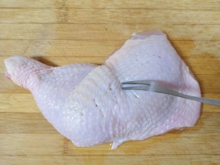 新奥尔良烤鸡腿,泡过的鸡腿取出控一下水，用小叉子在正反两面扎满小孔，腌制的时候方便入味。