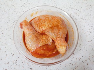 新奥尔良烤鸡腿,带上一次性手套抓捏均匀，盖上保鲜膜腌制一个晚上（鸡腿肉比较厚，需要腌的时间长一点才会入味）。
