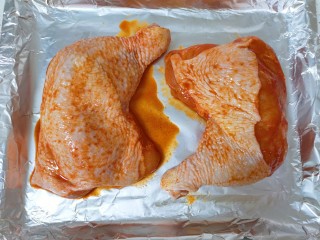新奥尔良烤鸡腿,将腌制好的鸡腿放在锡纸上，腌鸡腿剩下的调料留着后面有用。