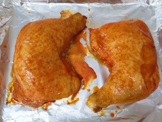 新奥尔良烤鸡腿,20分钟以后将鸡腿取出，给上面刷上一层腌鸡腿的调料。