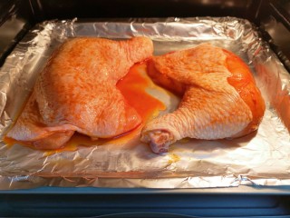 新奥尔良烤鸡腿,送入预热好的烤箱，上下管210度烤20分钟。
