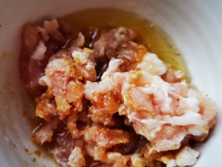 肉末炒豌豆,再加少许食用油，锁住瘦肉的水，抓拌均匀备用