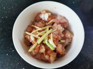 肉末炒豌豆,加入姜丝葱段