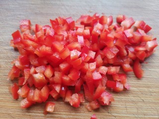 肉末炒豌豆,红椒切丁