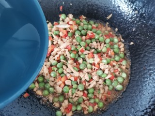 肉末炒豌豆,加入少许清水烧开转中火烧至汤汁粘稠