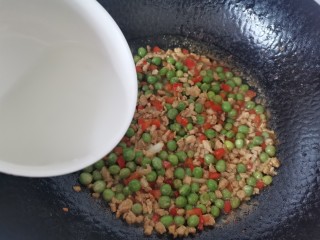 肉末炒豌豆,加入少许鸡精，倒入水淀粉勾芡