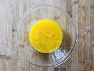 烤馒头片,用筷子把蛋液搅打均匀，这里的蛋液一定要完全打散的状态。