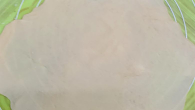 葡萄牛角包🥐,擀成圆形薄片，饺子皮厚度就行，越薄越脆。