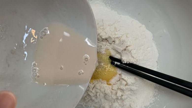 葡萄牛角包🥐,酵母水搅拌均匀后倒入面粉中。