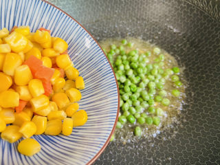 豌豆炒虾仁,倒入玉米粒、胡萝卜粒