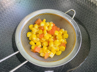 豌豆炒虾仁,放入玉米粒、胡萝卜粒焯烫片刻捞起沥干水分
