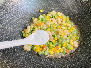 豌豆炒虾仁,根据个人口味加入适量盐