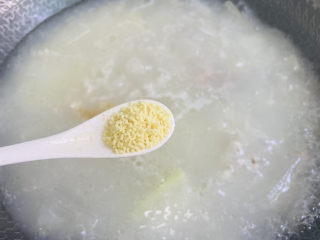 冬瓜薏米排骨汤,鸡精调味