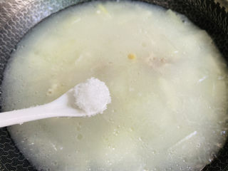 冬瓜薏米排骨汤,根据个人口味加入适量盐