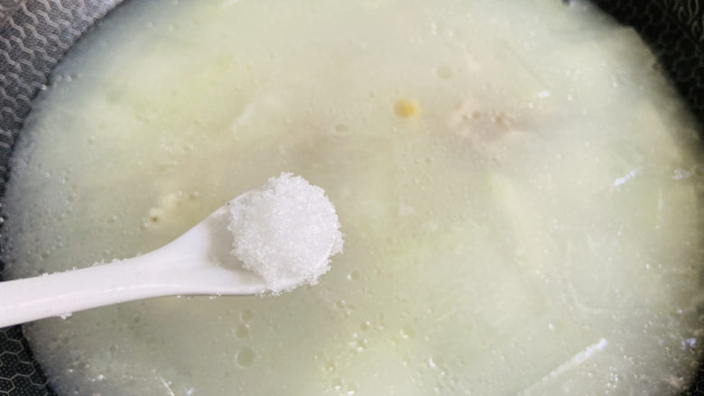 冬瓜薏米排骨汤,根据个人口味加入适量盐