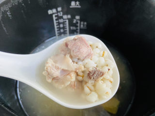 冬瓜薏米排骨汤,30分钟后薏米排骨汤已完成