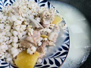 冬瓜薏米排骨汤,倒入薏米排骨