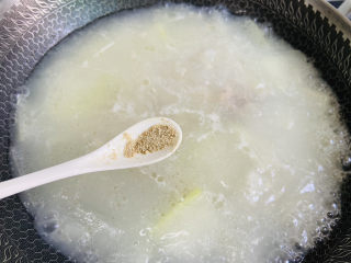 冬瓜薏米排骨汤,白胡椒粉