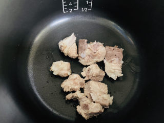 冬瓜薏米排骨汤,将排骨放入电压力锅内胆中