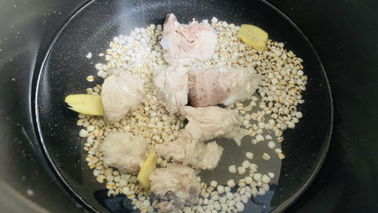 冬瓜薏米排骨汤,根据个人喜好加入清水，盖上盖子开启煲汤功能键约30分钟