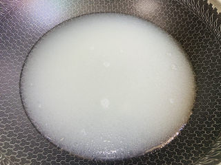 冬瓜薏米排骨汤,将排骨汤倒入锅中